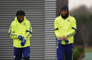 Cuadrado en compañia de Drogba en el entrenamiento previo al debut en Champions ante el PSG.