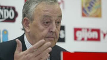 <b>EX PRESIDENTE. </B>Juan Arango, en la rueda de prensa que dió para explicar su dimisión