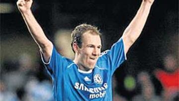 <b>UN GANADOR. </b>Así celebró Robben la victoria del Chelsea ante el Oporto. Ahora, ya no es tan feliz...