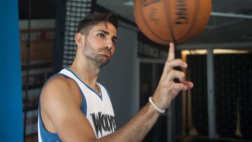 Ricky Rubio, con el bal&oacute;n en el dedo.