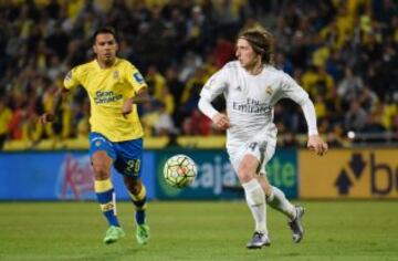 Modric y Jonathan Viera during the Spanish league football match UD Las Palmas vs Real Madrid CF at the Gran Canaria stadium in Las Palmas de Gran Canaria on March 13, 2016. / AFP PHOTO / DESIREE MARTIN