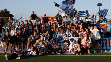 El Espanyol femenino, junto a su afici&oacute;n.