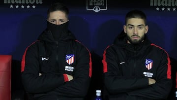 Carrasco, junto a Fernando Torres en el banquillo durante el partido contra el Alav&eacute;s.