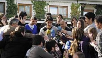 <b>REUNIÓN. </b>Míchel atiende a los medios en casa de Ruiz-Mateos.