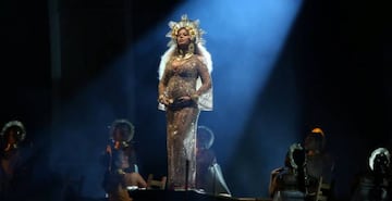 Beyoncé durante su actuación en los premios Grammy.