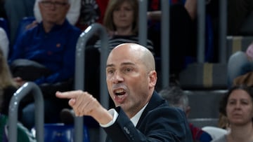 BARCELONA, 27/04/2025.- El entrenador del FC Barcelona Joan Peñarroya da instrucciones a sus jugadores durante el partido de la jornada 29 de la Liga Endesa que disputan ante el Unicaja Malaga este domingo en el Palau Blaugrana de Barcelona. EFE/Marta Pérez