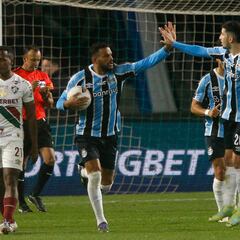 Gremio, con Monsalve, remonta y golpea primero al Flu de Arias