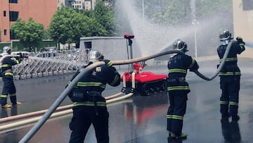 El 'robot bombero' chino que apaga incendios por 100.000 dólares