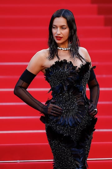 Irina Shayk posa en la alfombra roja durante la proyección de la película "Dossier 137" (Caso 137).