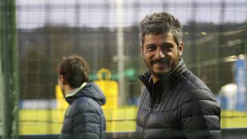 Mun&uacute;a  junto a Albert Gil, director de la cantera del Deportivo,.en la ciudad deportiva de Abegondo.