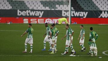 Los jugadores del Betis, tristes tras la caída en la Copa.