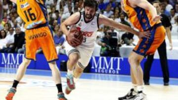 Sergio Llull supera la defensa de Vives y Lishchuk.