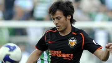 El equipo de Alex Ferguson está sondeando el mercado para invertir los 93 millones de euros recaudados por el traspaso de Cristiano Ronaldo al Real Madrid y ha añadido en su lista de pretendidos al jugador del Valencia David Silva, según 'The Mirror'.