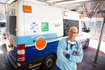 El ex jugador de la selección española de voleibol posa junto a una ambulancia en Málaga. A sus casi 60 años, Francisco Javier ejerce como médico del Servicio Andaluz de Salud (SAS) en Málaga y lucha día a día junto con sus compañeros en la primera línea de batalla contra la pandemia de coronavirus, en su caso recorriendo la ciudad en una ambulancia. 
