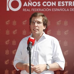 Almeida: "Me he bañado en Cibeles; un pecado de juventud"