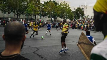 Futbolistas que representan a un equipo de Mal&iacute; y a otro del resto del mundo compiten durante el partido final de &ldquo;CAN des quartiers&rdquo;.