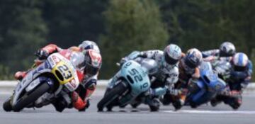 Niccolo Antonelly lidera el grupo durante la carrera de Moto3.