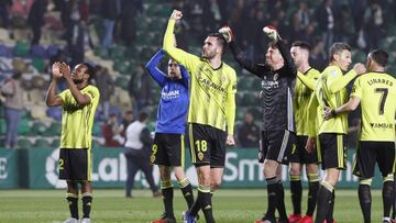 Los jugadores del Zaragoza celebran la victoria en Elche.