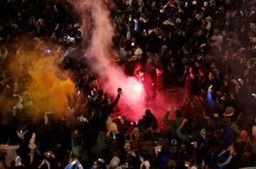 El frío y la lluvia no detuvieron a miles de aficionados que quisieron arengar al Real Madrid en su llegada al Bernabéu.