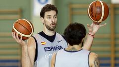 GRA138. MADRID, 06/08/2017.- El ala-p&iacute;vot de San Antonio Spurs Pau Gasol (i) durante el entrenamiento de esta ma&ntilde;ana de la selecci&oacute;n espa&ntilde;ola de baloncesto en el pabell&oacute;n Tri&aacute;ngulo de Oro de Madrid antes de emprender una gira de cinco partidos amistosos para preparar el Eurobasket, que empieza el 31 de agosto. EFE/Mariscal