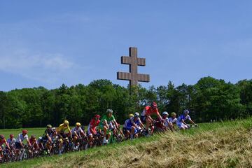 El pelotón a su paso por la cruz en homenaje al expresidente de Francia Charles de Gaulle en Colombey les Deux Eglises.