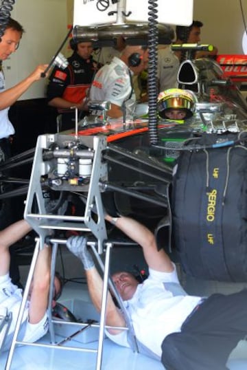 Los mecánicos de McLaren trabajando con el monoplaza de Sergio Pérez.