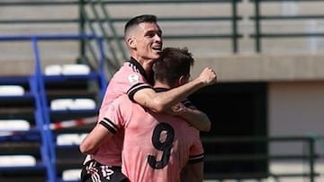 Juanmi Callejón se abraza con Chumbi.