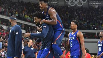 Jimmy Butler se sube a la espalda de DeAndre Jordan.