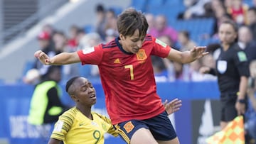 Marta Corredera supera a una rival en el partido ante Sudáfrica.