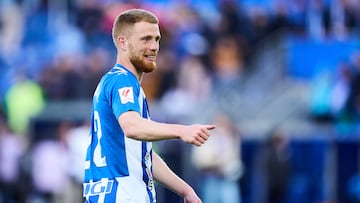 VITORIA-GASTEIZ, SPAIN - APRIL 21: Carlos Vicente of Deportivo Alaves celebrates victory in the LaLiga EA Sports match between Deportivo Alaves and Atletico Madrid at Estadio de Mendizorroza on April 21, 2024 in Vitoria-Gasteiz, Spain. (Photo by Juan Manuel Serrano Arce/Getty Images)