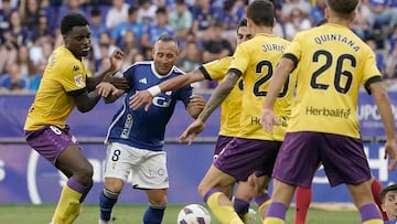 Santi Cazorla debuta con el Oviedo durante el partido de la séptima jornada de la Liga Hypermotion, entre el Oviedo y el Valladolid, en la capital asturiana. EFE/ Paco Paredes