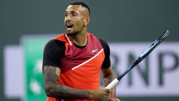 El tenista australiano Nick Kyrgios devuelve una bola durante su partido ante Casper Ruud en el BNP Paribas Open, el Masters 1.000 de Indian Wells, en el Indian Wells Tennis Garden de Indian Wells, California.