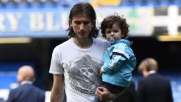 ¿Retorno? Filipe con su hijo tras ganar con el Chelsea la Premier.