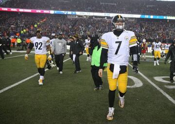 Ben Roethlisberger #7 of the Pittsburgh Steelers walks off the field after his teams 36-17 loss to the New England Patriots in the AFC Championship Game