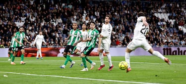 El jugador del Real Madrid, Fran García, marca el 5-1 al Real Betis. 