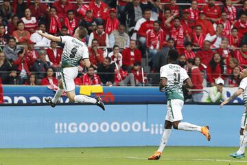 El jugador de Santos Julio Furch (i) festeja una anotación ante Toluca hoy, domingo 20 de mayo de 2018, durante el juego de vuelta de la final del torneo mexicano de fútbol celebrado en el estadio Nemesio Díez en la ciudad de Toluca (México).