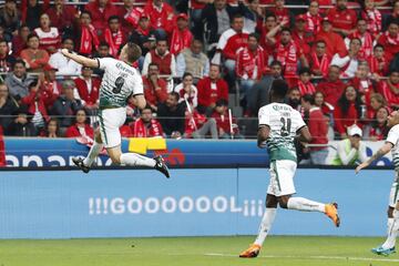 El jugador de Santos Julio Furch (i) festeja una anotación ante Toluca hoy, domingo 20 de mayo de 2018, durante el juego de vuelta de la final del torneo mexicano de fútbol celebrado en el estadio Nemesio Díez en la ciudad de Toluca (México).

