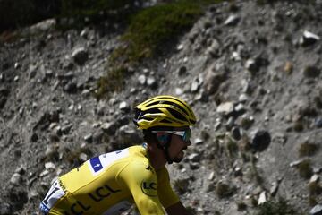 Julian Alaphilippe con el maillot amarillo. 