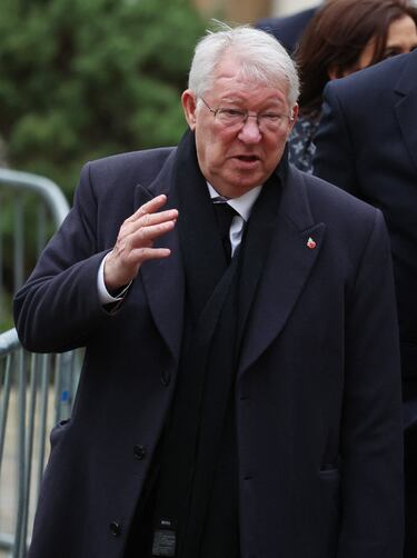 El exentrenador del Manchester United, Sir Alex Ferguson, llega a la catedral de Manchester.