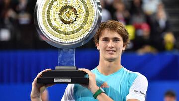 Alexander Zverev, con el trofeo de Montpellier.