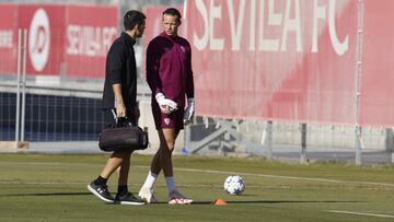 Nyland dialoga con el médico del Sevilla.