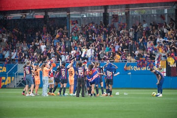 El equipo femenino del Barça celebra con la afición el nuevo título liguero. 