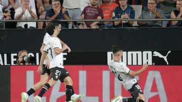 VALENCIA , 18/08/2023.- El centrocampista del Valencia Pepelu (d) celebra su gol ante la UD Las Palmas durante el partido de LaLiga entre el Valencia CF y la UD Las Palmas, este viernes en el estadio de Mestalla. EFE/ Manu Bruque
