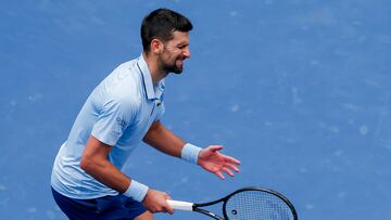 Novak Djokovic se lamenta durante su partido contra Carlos Alcaraz en el US Open.