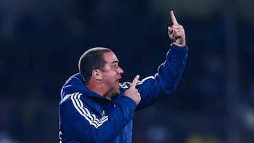 Soccer Football - Liga MX - Cruz Azul v America - Estadio Olimpico Universitario Mexico 1968, Mexico City, Mexico - October 18, 2025 America coach Andre Jardine reacts during the match REUTERS/Eloisa Sanchez