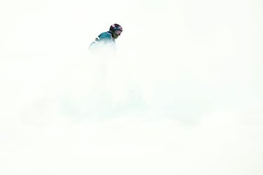Kim Gubser, de Suiza, en acción durante su tercera manga de la clasificación masculina de "Big Air de Freeski".