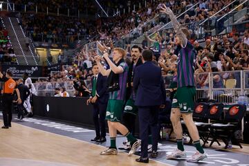 El banquillo del club malague?o celebra la victoria tras el pitido final.