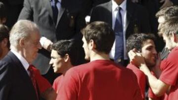 El Rey conversa con los jugadores de la selecci&oacute;n espa&ntilde;ola durante la recepci&oacute;n ofrecida en el Palacio de la Zarzuela tras su victoria en la Eurocopa. 