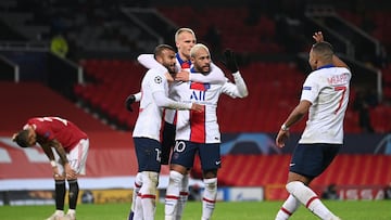 MANCHESTER, ENGLAND - DECEMBER 02: Neymar of Paris Saint-Germain celebrates with team mates Rafinha (L) ,Mitchel Bakker (2L) and Kylian Mbappe (R) after scoring their sides third goal during the UEFA Champions League Group H stage match between Manchester