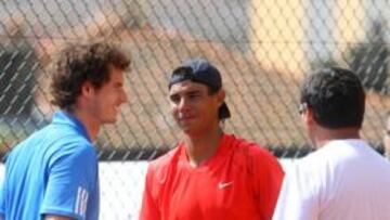 <b>DISTENDIDOS. </b>Rafa y Toni Nadal charlan con Andy Murray